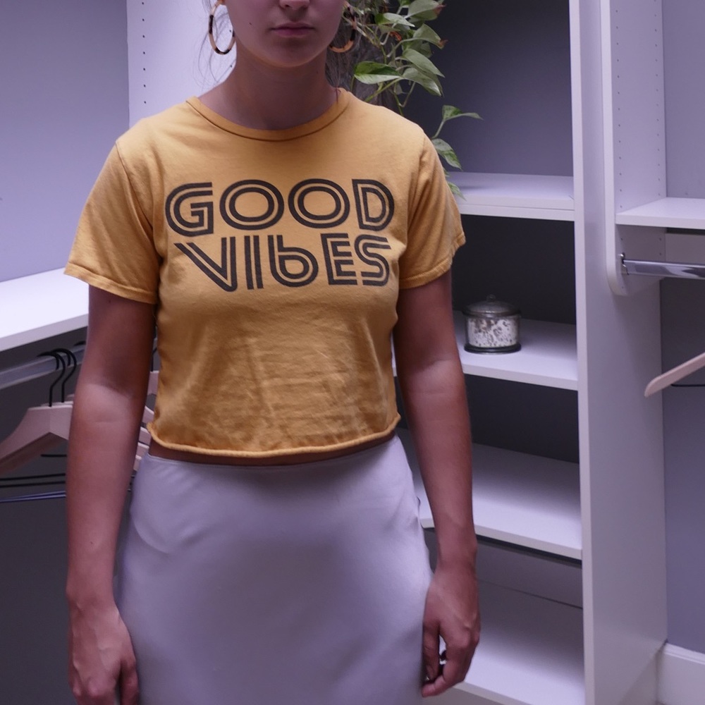 Cropped yellow “good vibes” tee
